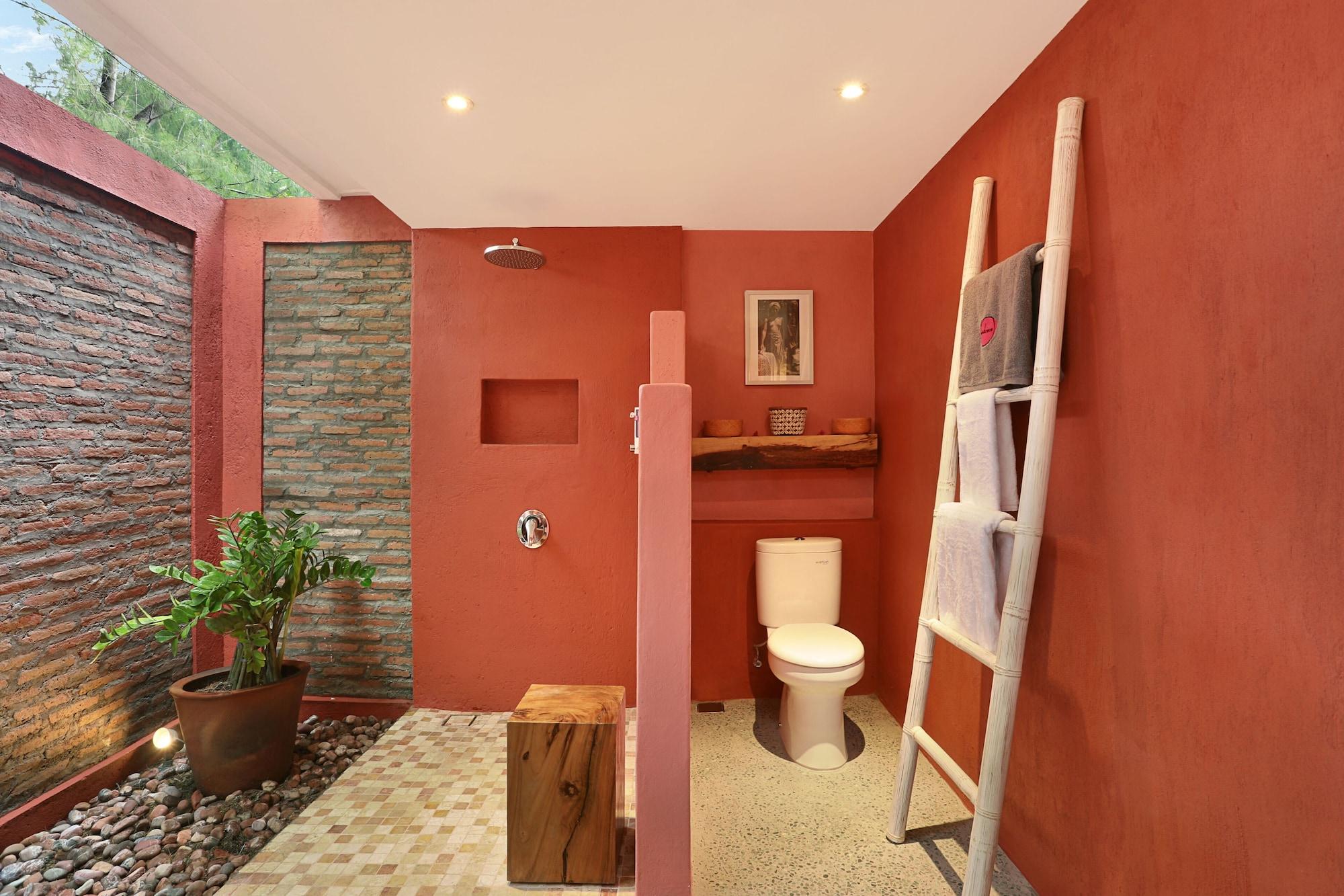 Pinkcoco - Constant Surprises - For Cool Adults Only Hotel 3*
