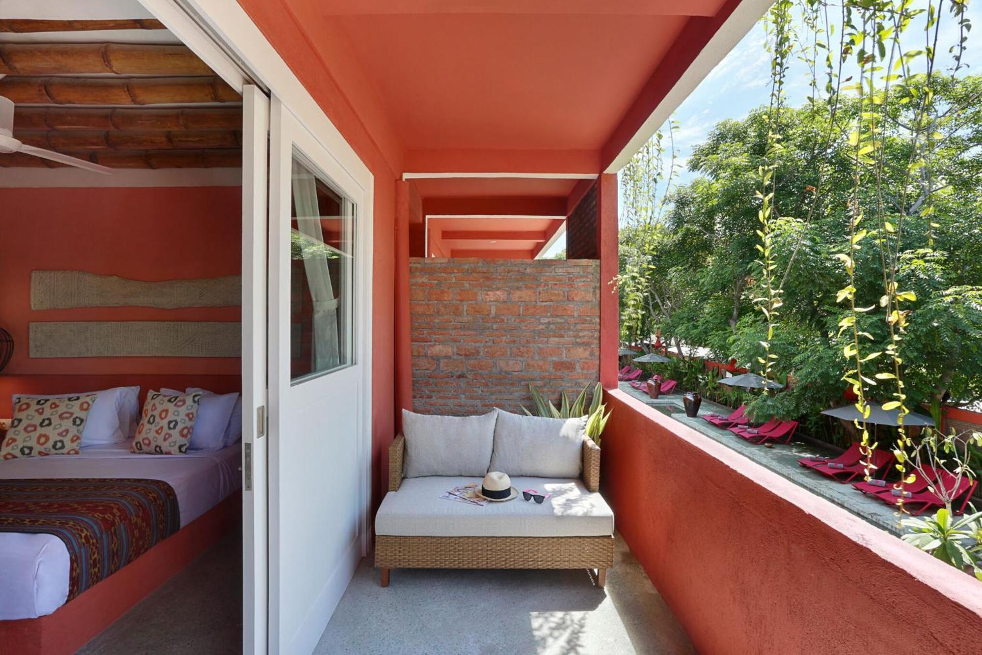 Pinkcoco - Constant Surprises - For Cool Adults Only Hotel 3*
